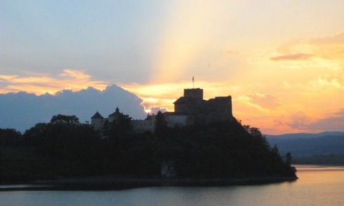 Zdjecie POLSKA / Pieniny / Niedzica / Zamek niedzicki w zachodzcym socu