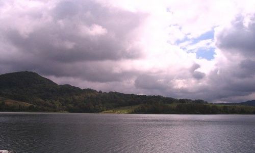 Zdjęcie POLSKA / Bieszczady / Solina / woda i chmury w ponury dzień