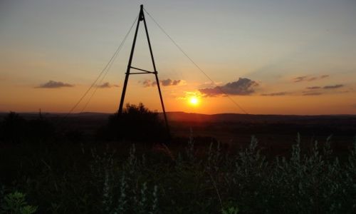 Zdjęcie POLSKA / Małopolska / pola naftowe / Zmierzch z trójnogiem