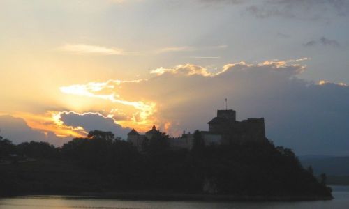 Zdjecie POLSKA / Pieniny / Niedzica /  Ponie niebo nad niedzickim zamczyskiem...
