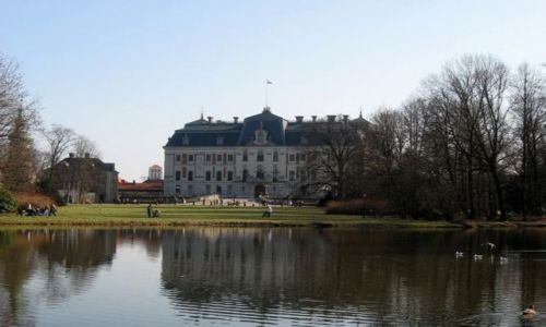 Zdjecie POLSKA / Śląsk / Pszczyna / Zamek w Pszczynie i zabytkowy park krajobrazowy- wiosną