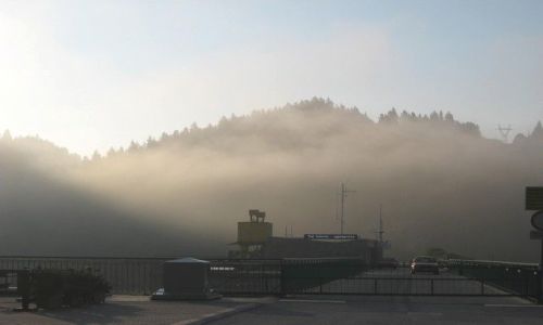 Zdjecie POLSKA / Pieniny Czorsztyskie / Niedzica / Zapora Czorsztyska w porannej mgle