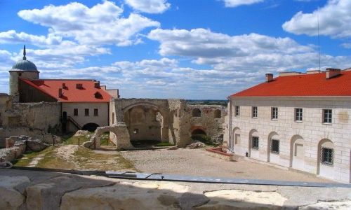 Zdjcie POLSKA / Lubelskie / Janowiec / renesansowy zamek z XVI w - dziedziniec