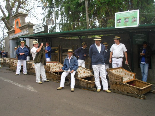 Zdj cia: MADEIRA, FUNCHAL-MONTE, TRADYCYJNE SANIE JEZDZACE PO ASFALCIE, PORTUGALIA