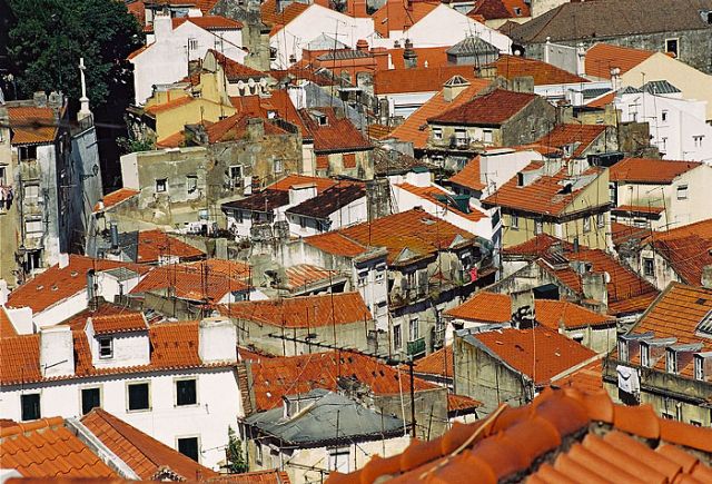Zdjęcia: stare miasto Alfama, Lizbona, Dachy Lizbony, PORTUGALIA Zdjęcia: stare miasto Alfama, Lizbona, Dachy Lizbony, PORTUGALIA