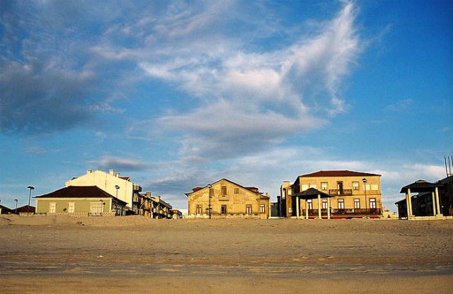 Zdjęcia: Furadouro, wybrzeże, widok z plaży na miasteczko o zachodzie słońca, PORTUGALIA Zdjęcia: Furadouro, wybrzeże, widok z plaży na miasteczko o zachodzie słońca, PORTUGALIA