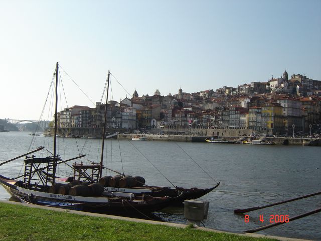 Zdjęcia: Na rzece, Porto, Barki niegdyś przewożące portwein, PORTUGALIA Zdjęcia: Na rzece, Porto, Barki niegdyś przewożące portwein, PORTUGALIA