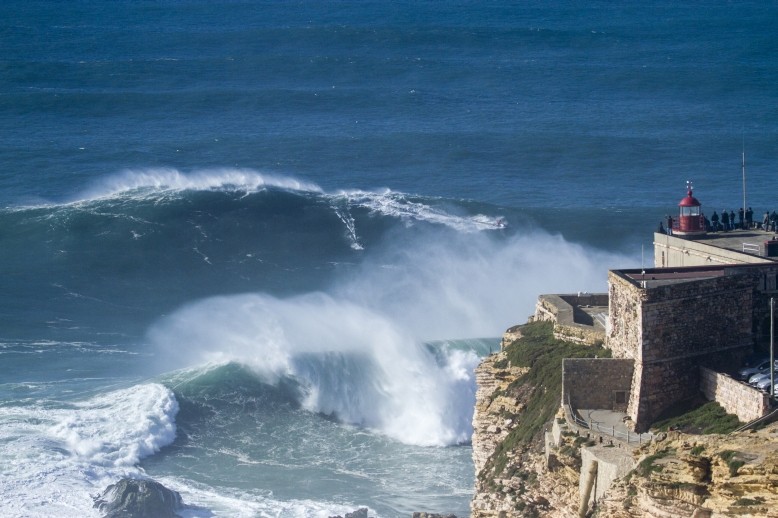 Zdjęcia: Nazaré , Centro, Nazaré słynie z ogromnych fal dla surferów, PORTUGALIA Zdjęcia: Nazaré , Centro, Nazaré słynie z ogromnych fal dla surferów, PORTUGALIA