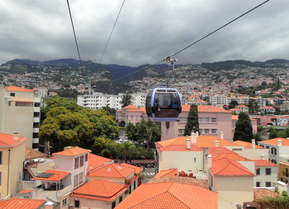 Zdjęcia: Funchal, Madera, Nad dachami Funchal, PORTUGALIA Zdjęcia: Funchal, Madera, Nad dachami Funchal, PORTUGALIA