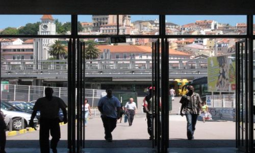 Zdjecie PORTUGALIA / - / Lizbona / Wyjcie z portu rzecznego Cais do Sodre