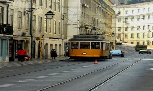 Zdjcie PORTUGALIA / Alfama / Alfama / synny lizboski tramwaj nr 28