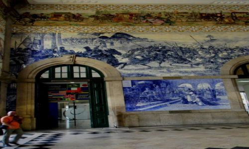 Zdjęcie PORTUGALIA / Porto / zachodnia Portugalia / cały w kafelkach dworzec Sao Bento