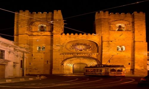 Zdjecie PORTUGALIA / Lizbona / Lizbona / Katedra noc (z tramwajem linii 28)