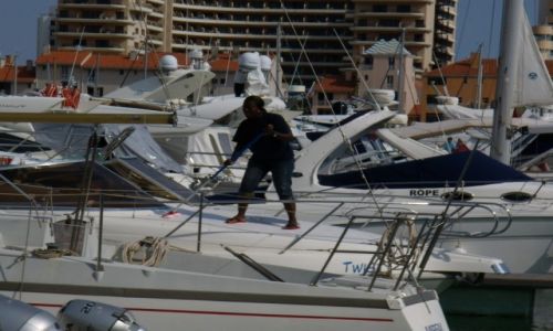 Zdjęcie PORTUGALIA / Algarve / Vilamoura port jachtowy / sprzątanie