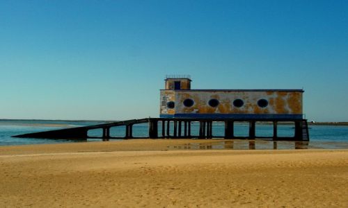 Zdjęcie PORTUGALIA / faro / faro / old building on the beach