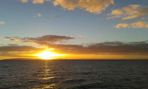 PORTUGALIA / MADEIRA / W DRODZE DO PORTO SANTO / WSCHD SONCA NA TLE ILHAS DESERTAS