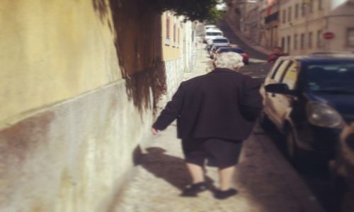 Zdjecie PORTUGALIA / Lisboa / Graca / Dona H. na spacerze