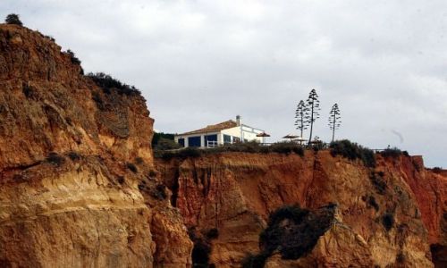 Zdjecie PORTUGALIA / algarve / praia de rocha / domek widoczny z plazy