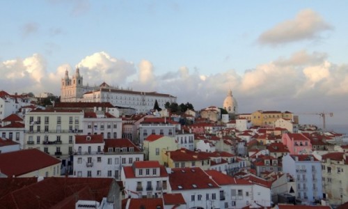Zdjcie PORTUGALIA / Lisboa / Lisboa / Bdzc po wzgrzu