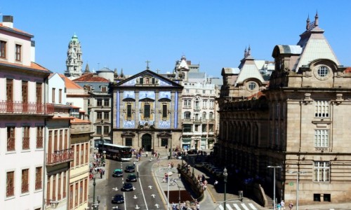 Zdjcie PORTUGALIA / Porto / Wzgrze Pena Ventosa / Z prawej dworzec kolejowy Sao Bento, centralnie koci w. Antoniego
