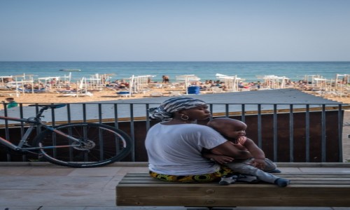 Zdjecie PORTUGALIA / Algarve / Albufeira / Kobieta przy play