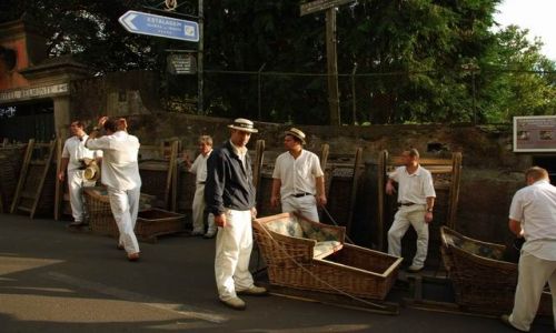 Zdjęcie PORTUGALIA / Madera / Monte  / Letni saneczkarze  - Monte