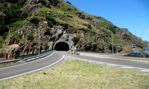 PORTUGALIA / Madera / okolice Funchal / Jeden z maderskich tuneli