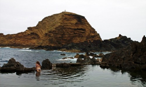 Zdjcie PORTUGALIA / Madera / Porto Moniz / Kpiel wrd ska