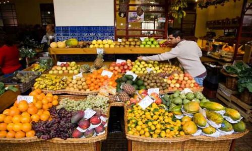 Zdjęcie PORTUGALIA / Madera / Funchal - rynek handlowy / Mercado - stoisko z owocami
