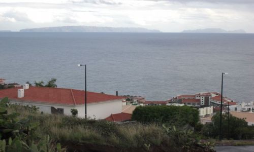 Zdjęcie PORTUGALIA / brak / Madeira - Funchal / Widok z miasta Funchal na wyspe Porto Santo
