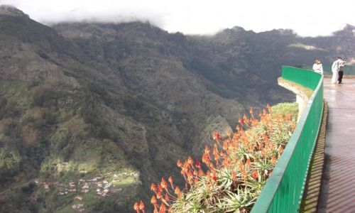 Zdjecie PORTUGALIA / brak / Madeira - Funchal góra Eira Do Serrado / Widok z góry Eira Do Serrado 1053m - widok na góry.