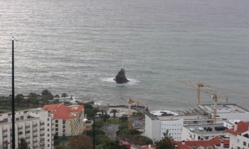 Zdjęcie PORTUGALIA / brak / Madeira - Funchal / Górka w wodzie heheh Ocean..