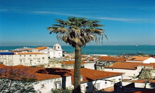 Zdjecie PORTUGALIA / Lizbona / stare miasto Alfama / widok na zatok