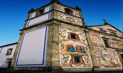 Zdjecie PORTUGALIA / pomiędzy Porto a Lizboną:) / jakieś małe maisteczko / przykład ciekawej architektury Portugalskiej