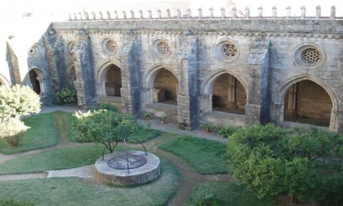 Zdjecie PORTUGALIA / Evora / Evora / Wirydarz katedry w Evorze