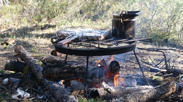 Zdjęcia: gdzieś w lesie, Archangielsk, swojski posiłek w tajdze, ROSJA Zdjęcia: gdzieś w lesie, Archangielsk, swojski posiłek w tajdze, ROSJA