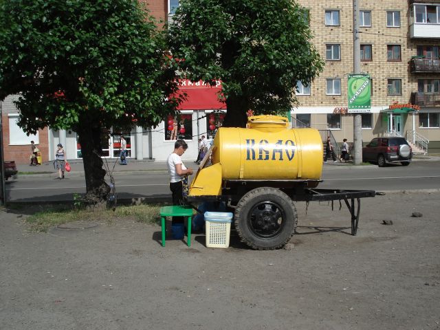 Zdjęcia: Krasnojarsk, Krasnojarsk, Syberia, Sprzedaż kwasu chlebowego (rosyjskie klimaty), ROSJA Zdjęcia: Krasnojarsk, Krasnojarsk, Syberia, Sprzedaż kwasu chlebowego (rosyjskie klimaty), ROSJA