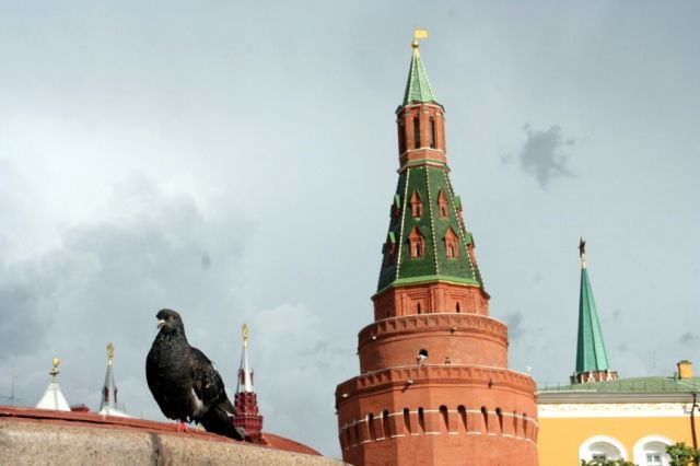 Zdjęcia: Moskwa, Gołąb pokoju i narożna wieża Arsealna Kremla., ROSJA Zdjęcia: Moskwa, Gołąb pokoju i narożna wieża Arsealna Kremla., ROSJA