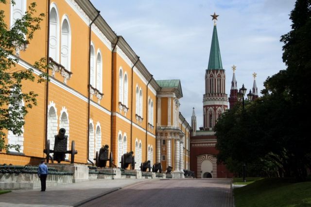 Zdjęcia: Moskwa, Teren Kremla. Wycelowane armaty witają gości., ROSJA Zdjęcia: Moskwa, Teren Kremla. Wycelowane armaty witają gości., ROSJA