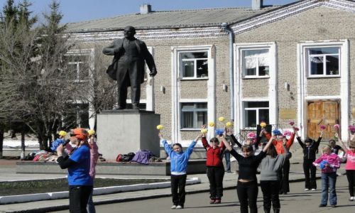 Zdjęcie ROSJA / Marinsk / Plac szkolny / Próba przed 1 maja