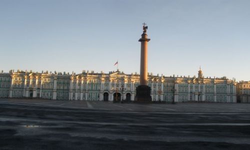 Zdjecie ROSJA / Sankt Petersburg / Plac Paacowy / Kolumna Aleksandrowska o poranku