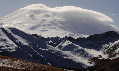 Zdjęcie ROSJA / płn. Kaukaz / Kabardo-Bałkaria / Ostatni rzut oka na Elbrus za plecami...
