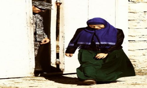 Zdj�cie ROSJA / p�n. Kaukaz / wioska w Dagestanie / Cnota skromno�ci ;)