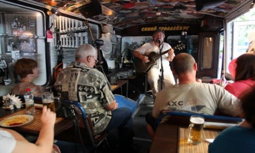 Zdjcie ROSJA / Moskwa / Arbat / Niebieski trolejbus, sala koncertowa na kkach
