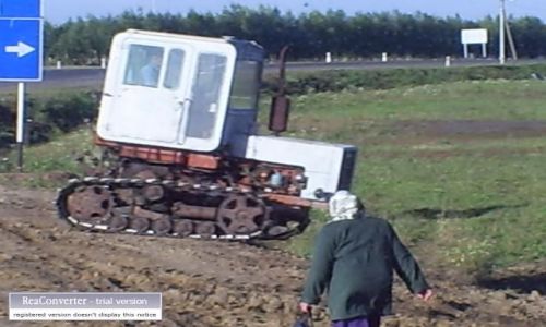 Zdjęcie ROSJA / brak / gdzies w Rosji / mały ciągnik podobno produkcji mołdawskiej
