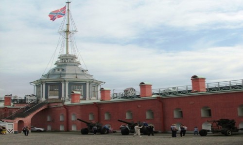 Zdjcie ROSJA / St. Petersburg / Twierdza Pietropawowska / Bastion Naryszkina z flag forteczn