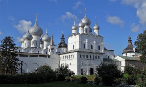 Zdjęcie ROSJA / Złoty Pierścień Moskwy / Rostów Wielki / Eleganckie kopuły Kremla