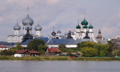 Zdjęcie ROSJA / Złoty Pierścień Moskwy / Widok z jeziora Nero / Kreml w Rostowie