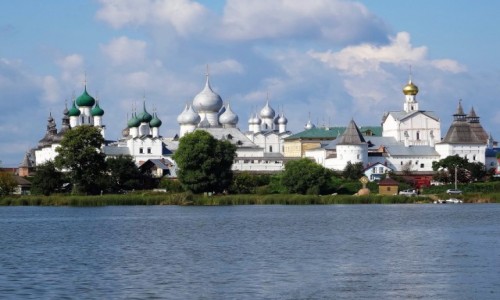 Zdjęcie ROSJA / Złoty Pierścień Moskwy / Rostów, widok z jeziora Nero / Zachwycający Kreml