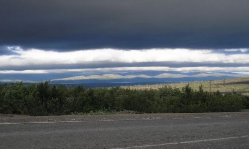 Zdjecie ROSJA / Pwysep Kola / Monciegorsk / Gry i chmury